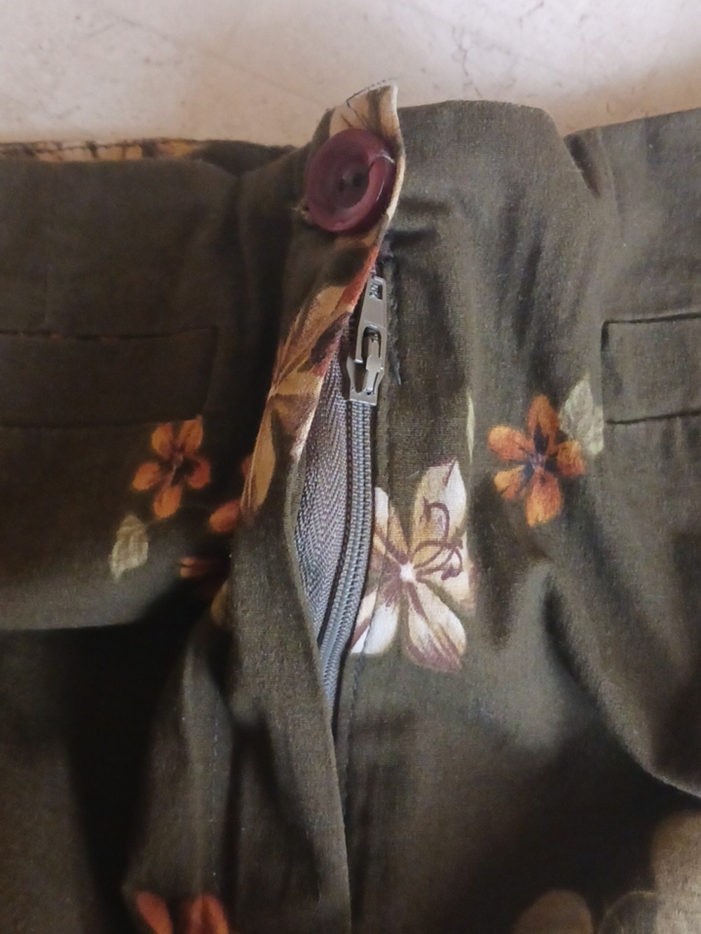 VINTAGE Capri Pants/"Cache".,sz Small, Olive Color/ Muti Florals Design..NEW - Picture 10 of 16